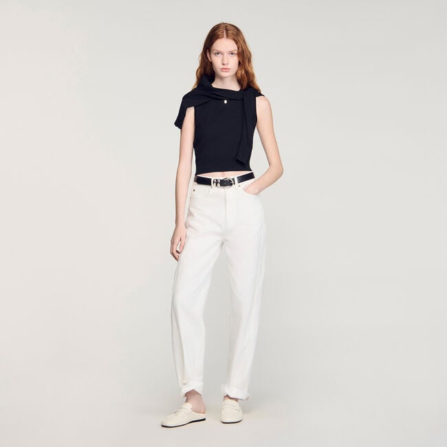 Sleeveless short knit sweater